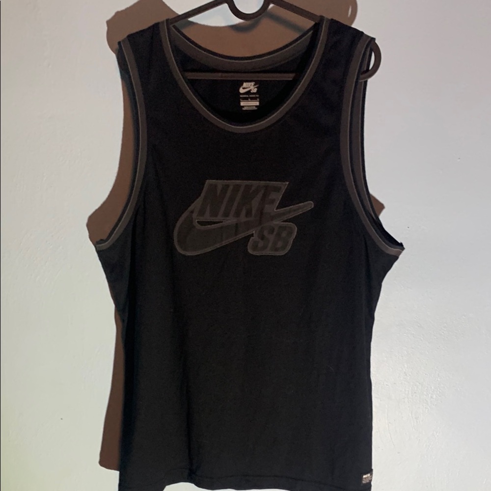 Nike SB Black and grey men’s large tank top and grey camouflage SB shorts 32w.